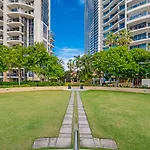 Surfers Paradise Central Chevron Apartment Sleeps 8 - Optimise Bnb