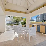 Surfers Paradise Central Chevron Apartment Sleeps 8 - Optimise Bnb